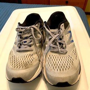 Used New balance 2Ewide size 9for sale.